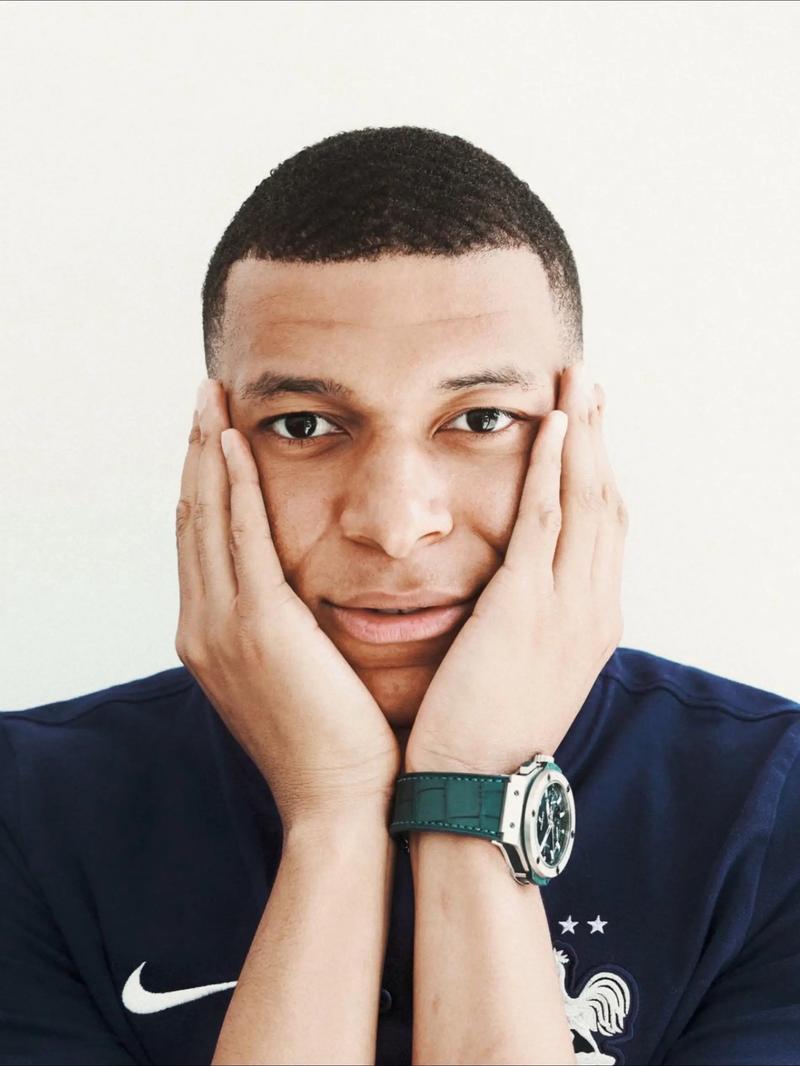 仅向中国球迷致歉！布莱顿删三笘薰与战犯合照 菲律宾：我们呢？（布莱顿删除三笘薰与“战犯”合影仅向中国球迷道歉，菲律宾发声：我们呢？）