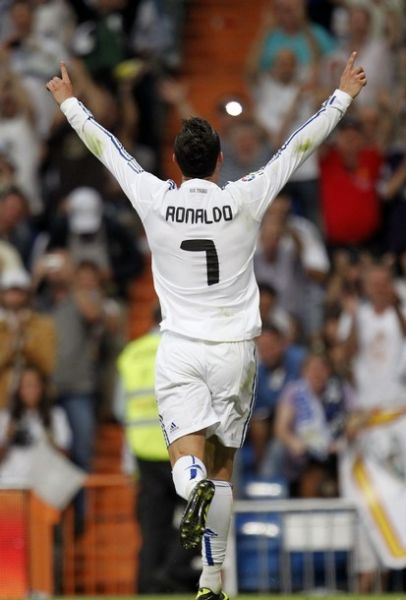 孔帕尼因为人手输球，阿尔特塔则因为人手变得眉清目秀（孔帕尼败于人手短缺，阿尔特塔靠人手齐整踢得更好看）