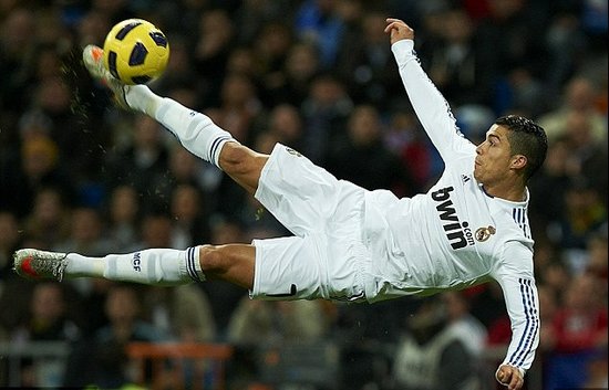 贝克汉姆的球队夺冠，全家相拥庆祝，14岁金发小七很夺目（贝克汉姆球队加冕冠军，一家相拥同庆，14岁金发小七成焦点）