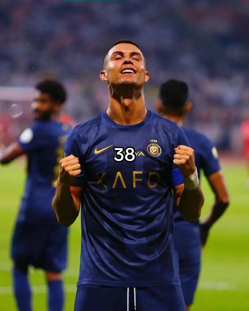 德甲战报：凯恩替补登场戴帽，拜仁5-0狂胜十人斯图加特（德甲：凯恩替补上演帽子戏法，拜仁5-0横扫十人斯图加特）